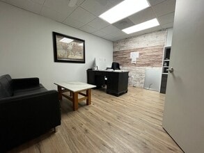 12119 Johnson Dr, Shawnee, KS for sale Interior Photo- Image 1 of 6