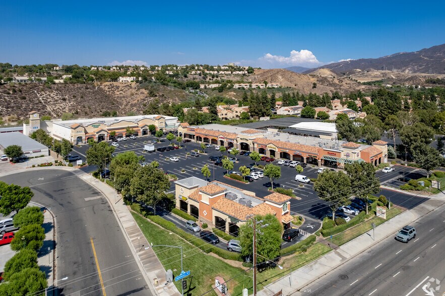 23780 Newhall Ave, Santa Clarita, CA à louer - Photo du bâtiment - Image 3 de 11