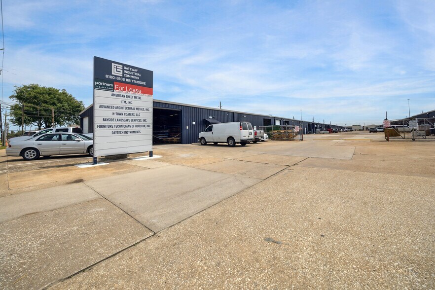 6100 Brittmoore Rd, Houston, TX à louer - Photo du bâtiment - Image 2 de 5