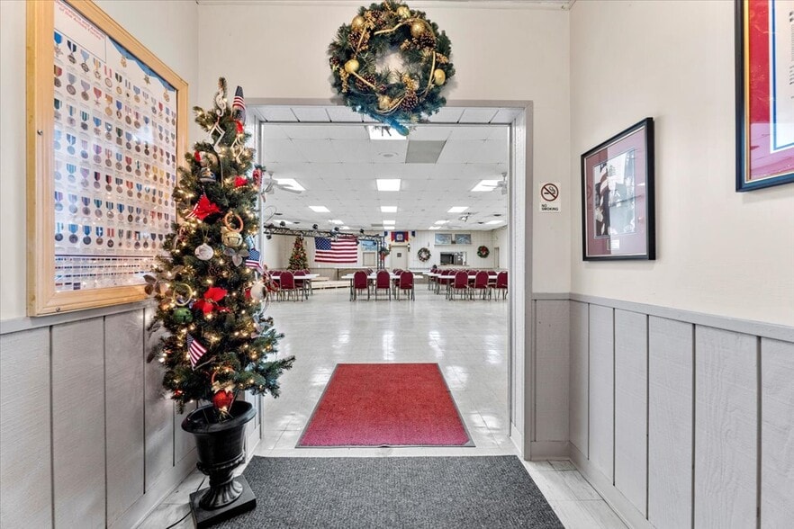 8840 Macomb St, Grosse Ile, MI for sale - Building Photo - Image 3 of 18