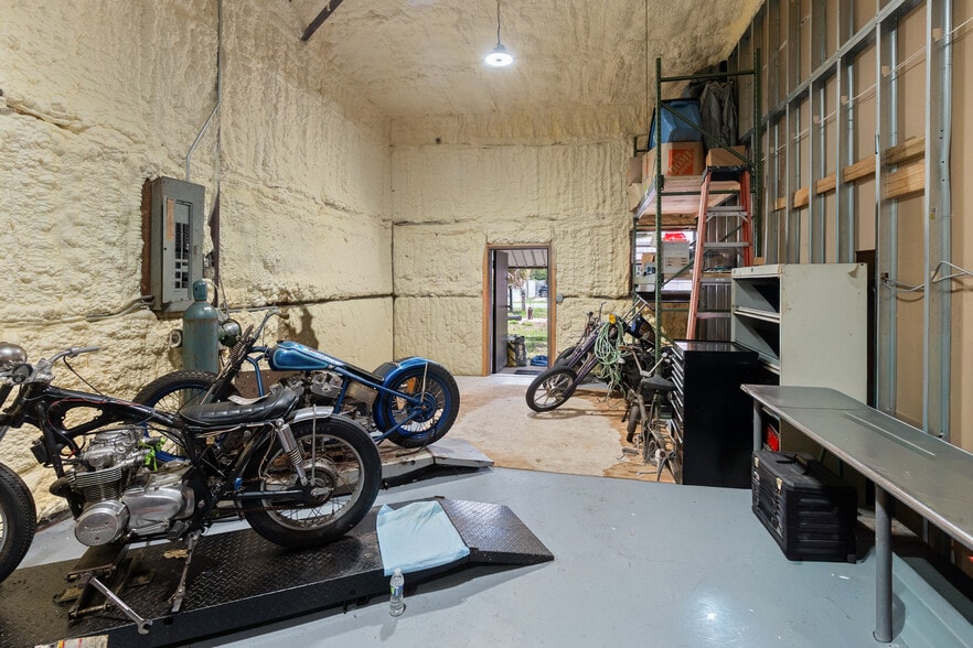 15601 Old US Highway 441, Tavares, FL for sale - Interior Photo - Image 2 of 30