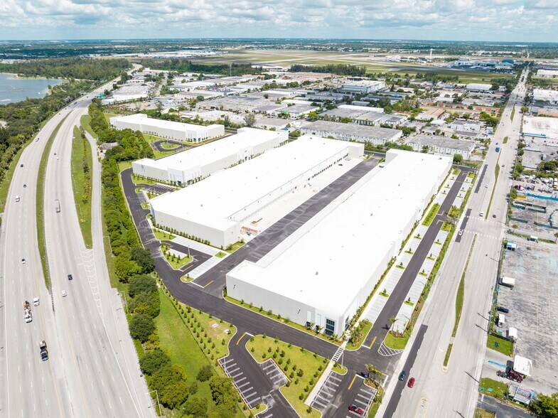 12700 NW Le Jeune Rd, Opa-locka, FL à louer - Photo du bâtiment - Image 2 de 5