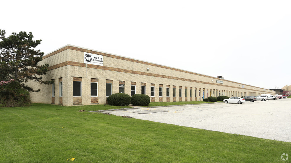 4512-4588 Renaissance Pky, Warrensville Heights, OH for sale - Building Photo - Image 1 of 1