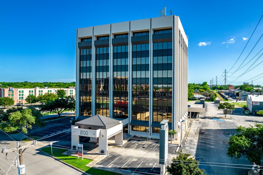 8700 Crownhill Blvd, San Antonio, TX à louer - Photo du bâtiment - Image 2 de 4