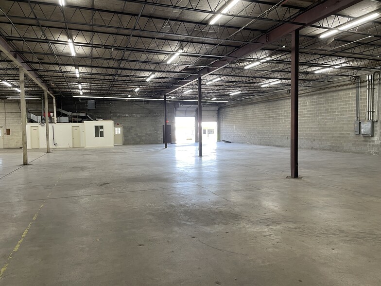 132-144 Industrial Ave, Greensboro, NC à louer - Photo du bâtiment - Image 3 de 11
