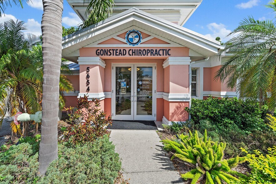 5652-5654 Marquesas Cir, Sarasota, FL à louer - Photo du bâtiment - Image 1 de 30