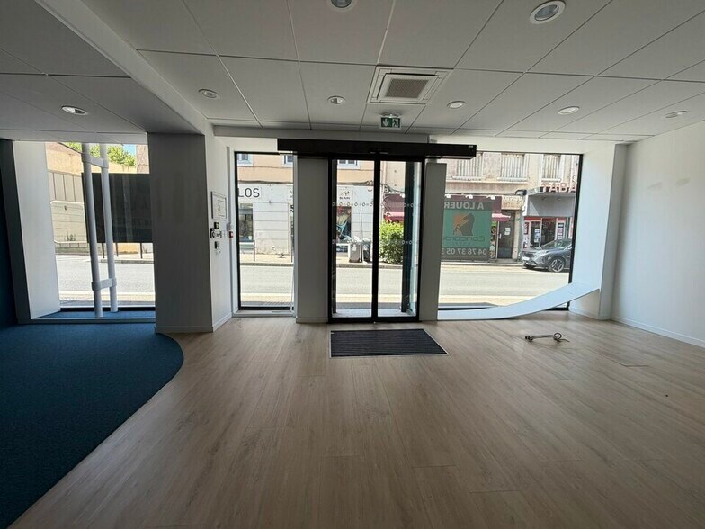 157 Grande Rue, OULLINS-PIERRE-BÉNITE for lease - Interior Photo - Image 2 of 10