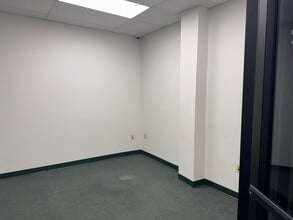 1300 Diamond Springs Rd, Virginia Beach, VA à louer Photo intérieure- Image 1 de 5