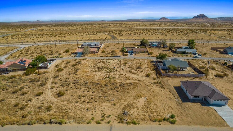 10582 Oleander Ave, California City, CA à vendre - Photo du bâtiment - Image 2 de 7