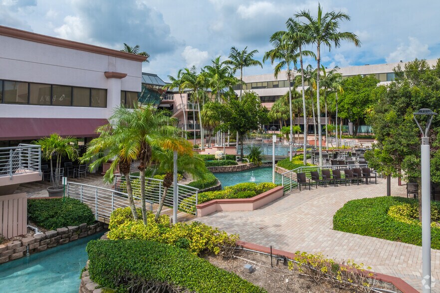 7100 W Camino Real, Boca Raton, FL à louer - Photo du bâtiment - Image 2 de 10
