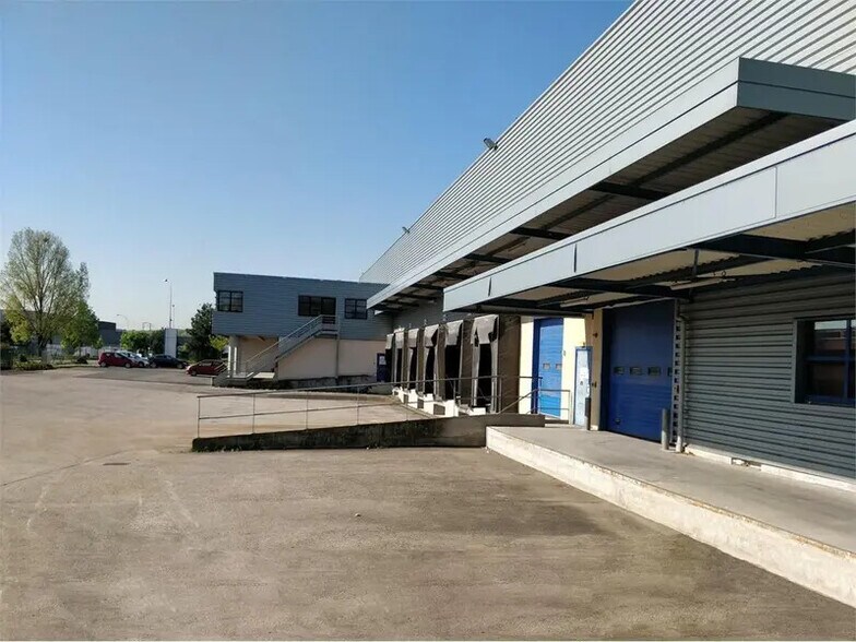 Flex in Miribel for lease - Building Photo - Image 2 of 10