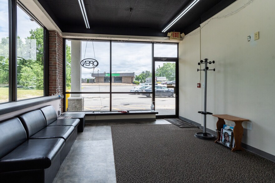 76 Derry Rd, Hudson, NH à louer - Photo intérieure - Image 2 de 5