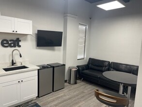 8601 N Black Canyon Hwy, Phoenix, AZ for lease Interior Photo- Image 2 of 3