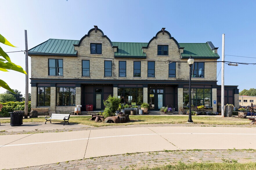200 W Milwaukee St, Jefferson, WI à vendre - Photo du bâtiment - Image 2 de 45