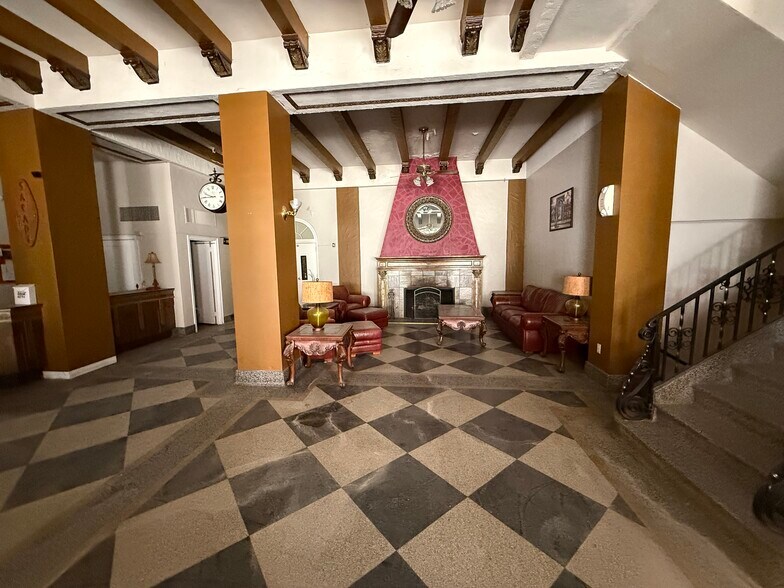 12 E Main St, Chanute, KS à vendre - Hall d’entrée - Image 3 de 29