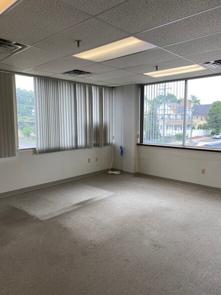 1862 E Main St, Bridgeport, CT for sale - Interior Photo - Image 3 of 12