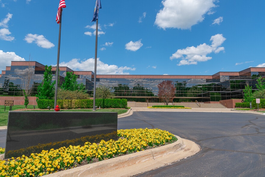 100 Bloomfield Hills Pky, Bloomfield Hills, MI for lease - Building Photo - Image 2 of 26