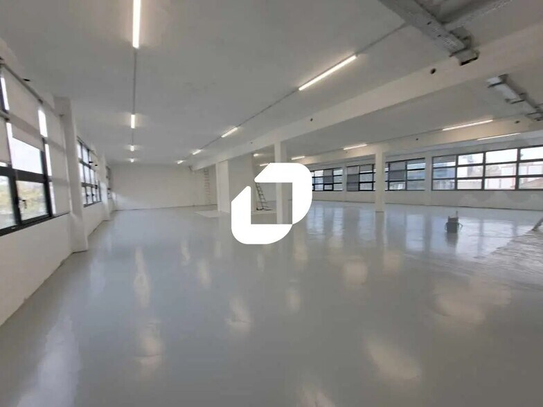 Flex in Bagnolet for lease - Interior Photo - Image 1 of 8
