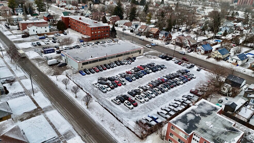 188 Park Rd S, Oshawa, ON à vendre - Photo du bâtiment - Image 3 de 18