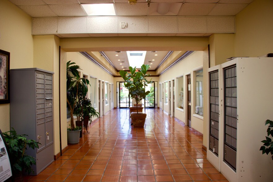 1700 N Dixie Hwy, Boca Raton, FL for lease - Interior Photo - Image 3 of 26