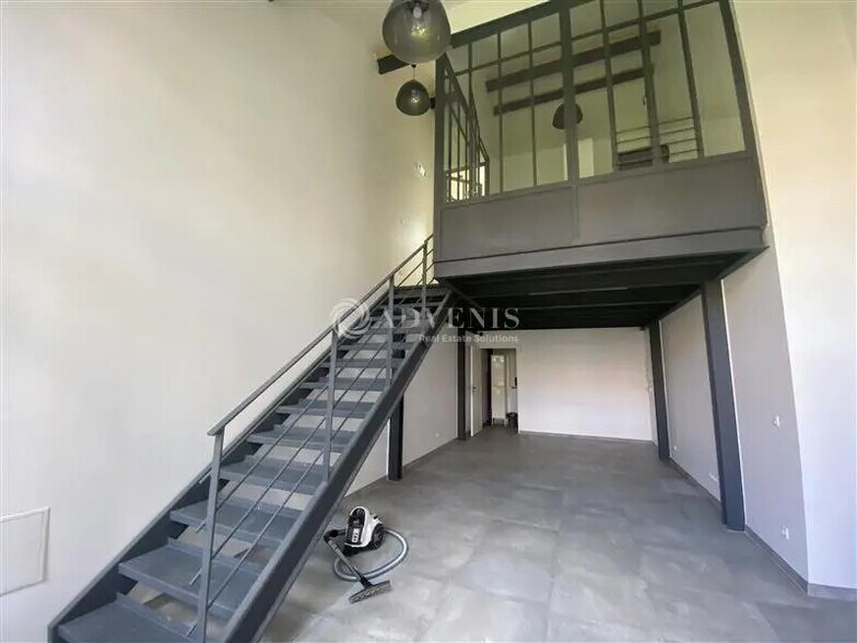 Office in Cachan for lease - Building Photo - Image 3 of 10