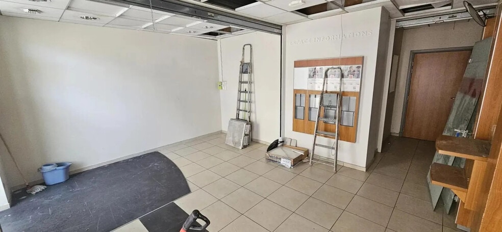 Retail in Nice for lease - Interior Photo - Image 3 of 4