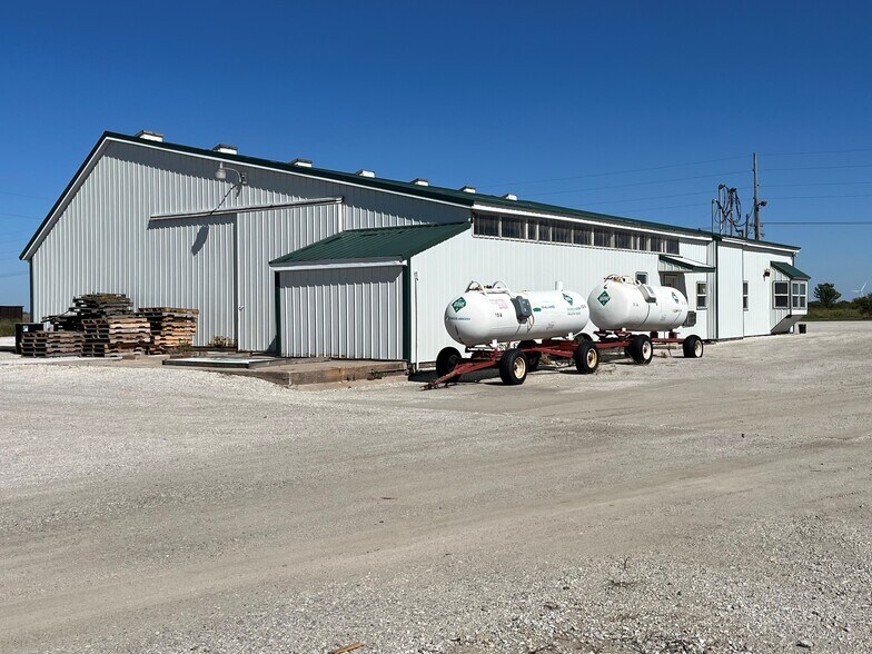 546 N 1100 W, Wolcott, IN à vendre - Photo du bâtiment - Image 3 de 11