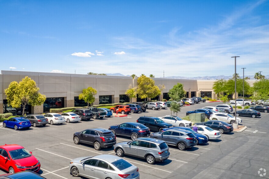 2490 Paseo Verde Pky, Henderson, NV à louer - Photo du bâtiment - Image 3 de 7