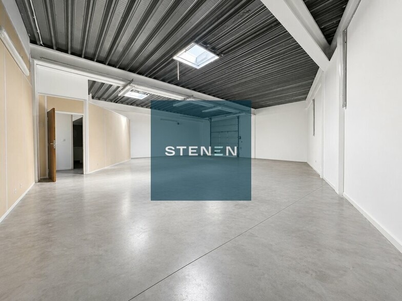 415 Rue Claude Nicolas Ledoux, Aix-en-Provence for lease - Interior Photo - Image 2 of 7