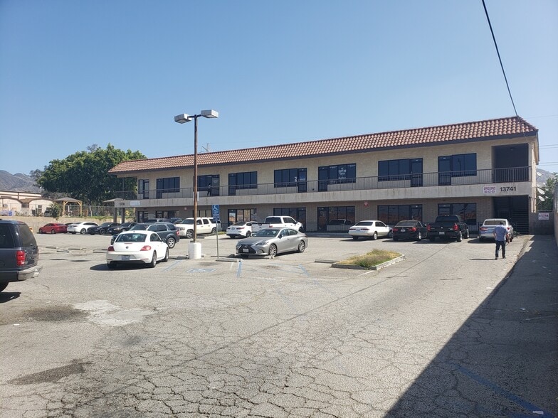 13741 Foothill Blvd, Sylmar, CA for lease - Building Photo - Image 1 of 11