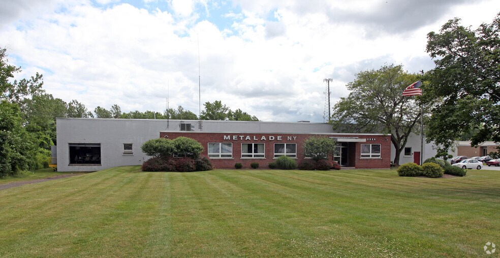 2025 Brighton Henrietta Town Line Rd, Rochester, NY à louer - Photo du bâtiment - Image 2 de 56