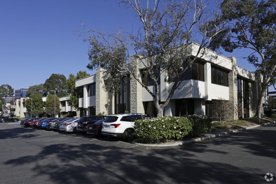 2081 Business Center Dr, Irvine, CA à louer - Photo du bâtiment - Image 2 de 2