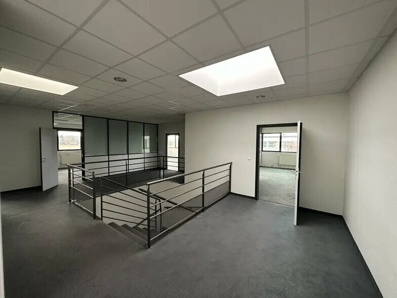 Bureau dans Niederhausbergen à louer - Photo du bâtiment - Image 2 de 7