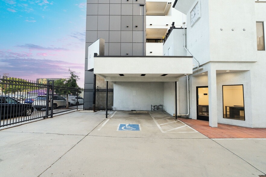 739-741 N Fairfax Ave, Los Angeles, CA à vendre - Photo du bâtiment - Image 2 de 27