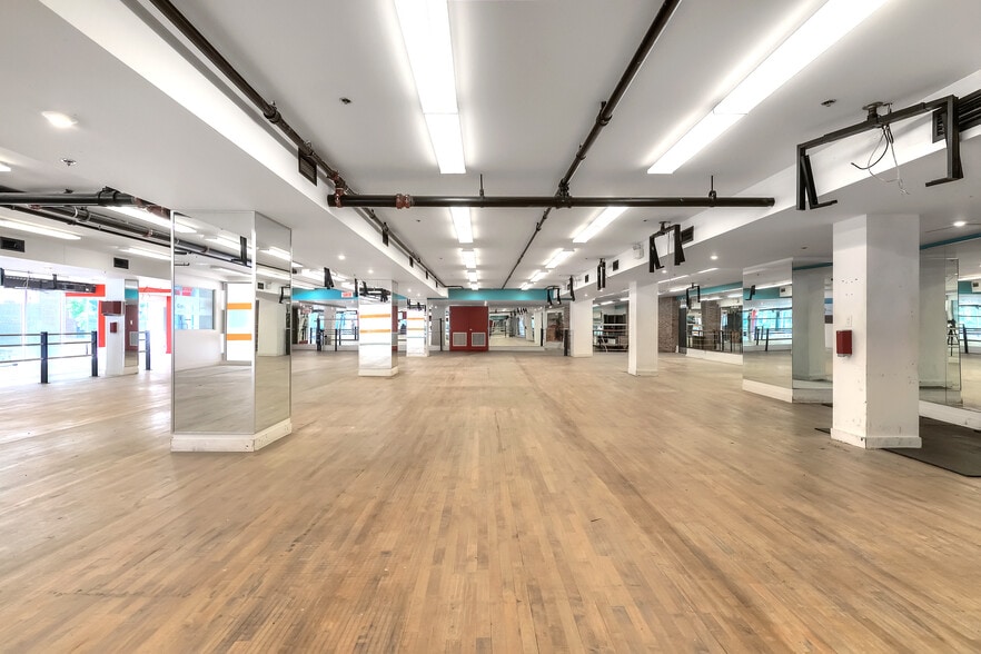 7345 Boul Saint-Laurent, Montréal, QC for sale - Interior Photo - Image 3 of 12