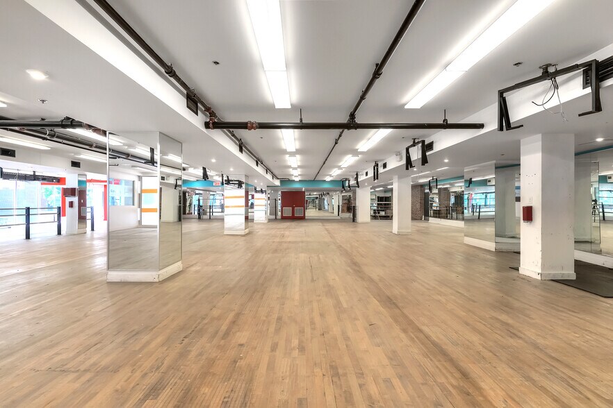 7345 Boul Saint-Laurent, Montréal, QC à vendre - Photo intérieure - Image 3 de 12