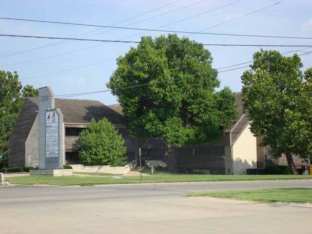 1100 SW wanamaker Rd, Topeka, KS à louer - Photo du bâtiment - Image 2 de 8
