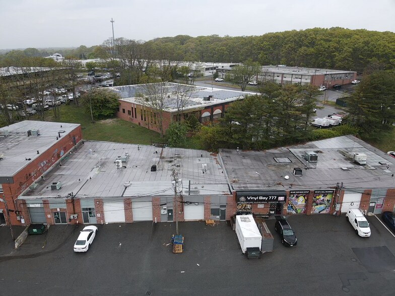 101 DuPont St, Plainview, NY à louer - Photo du bâtiment - Image 3 de 3