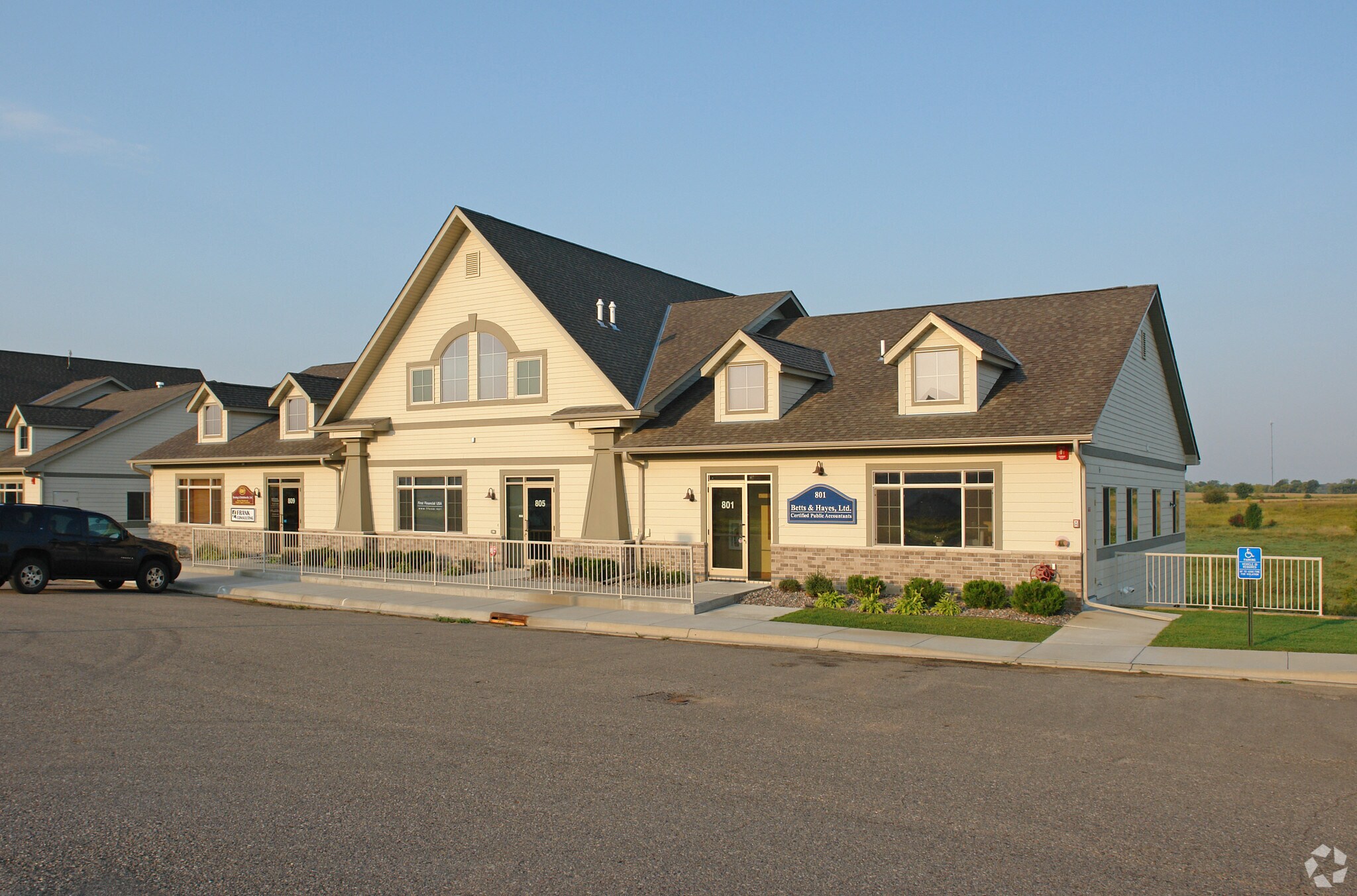 801-809 Meander Ct, Medina, MN à louer Photo principale- Image 1 de 38