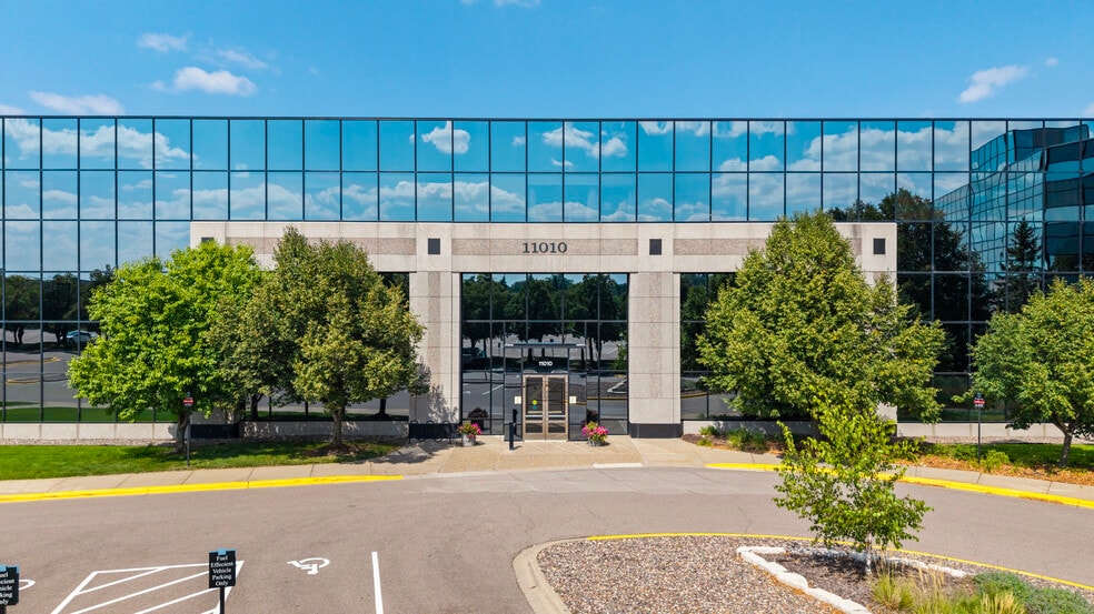 11010 Prairie Lakes Dr, Eden Prairie, MN for lease - Building Photo - Image 2 of 9