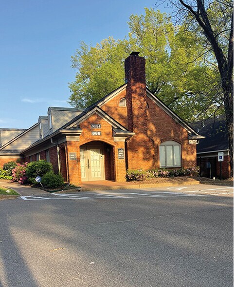 668 Colonial Rd, Memphis, TN à louer - Photo du bâtiment - Image 2 de 9