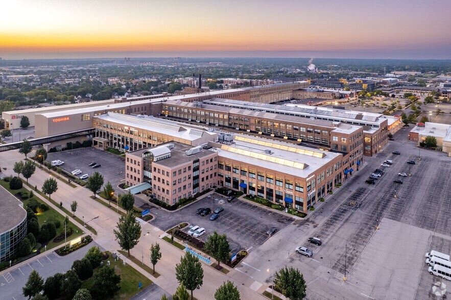 6737 W Washington St, West Allis, WI à louer - Photo du bâtiment - Image 1 de 19