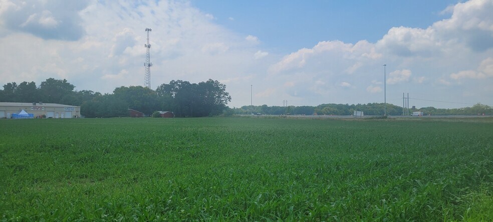 1100 N Bluff Rd, Greenwood, IN à vendre - Photo du bâtiment - Image 2 de 7