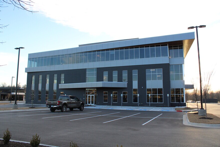 1277 E Joyce Blvd, Fayetteville, AR à louer - Photo du bâtiment - Image 1 de 5