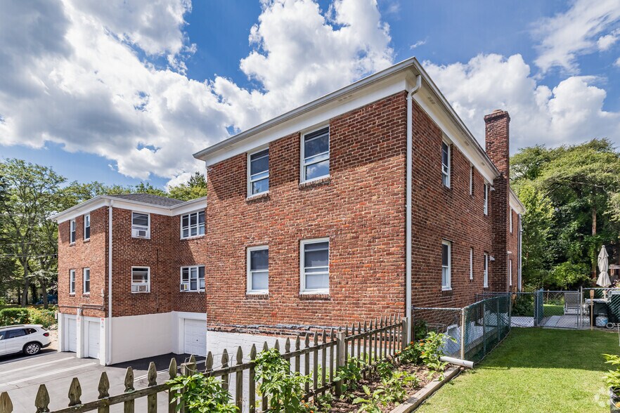 37 Spruce St, Great Neck, NY à vendre - Photo du bâtiment - Image 2 de 14