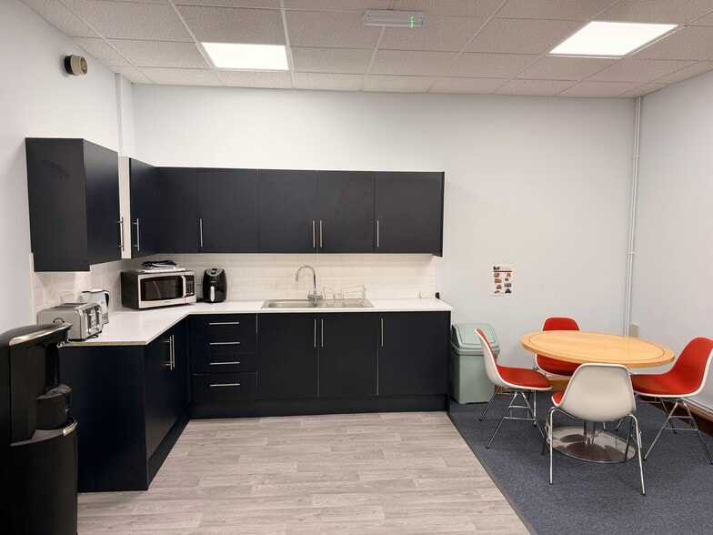 Hughenden Ave, High Wycombe for lease - Building Photo - Image 3 of 11