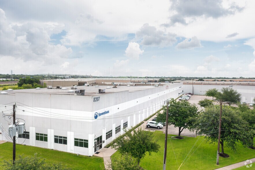 8207 North Loop E, Houston, TX à louer - Photo du bâtiment - Image 2 de 5
