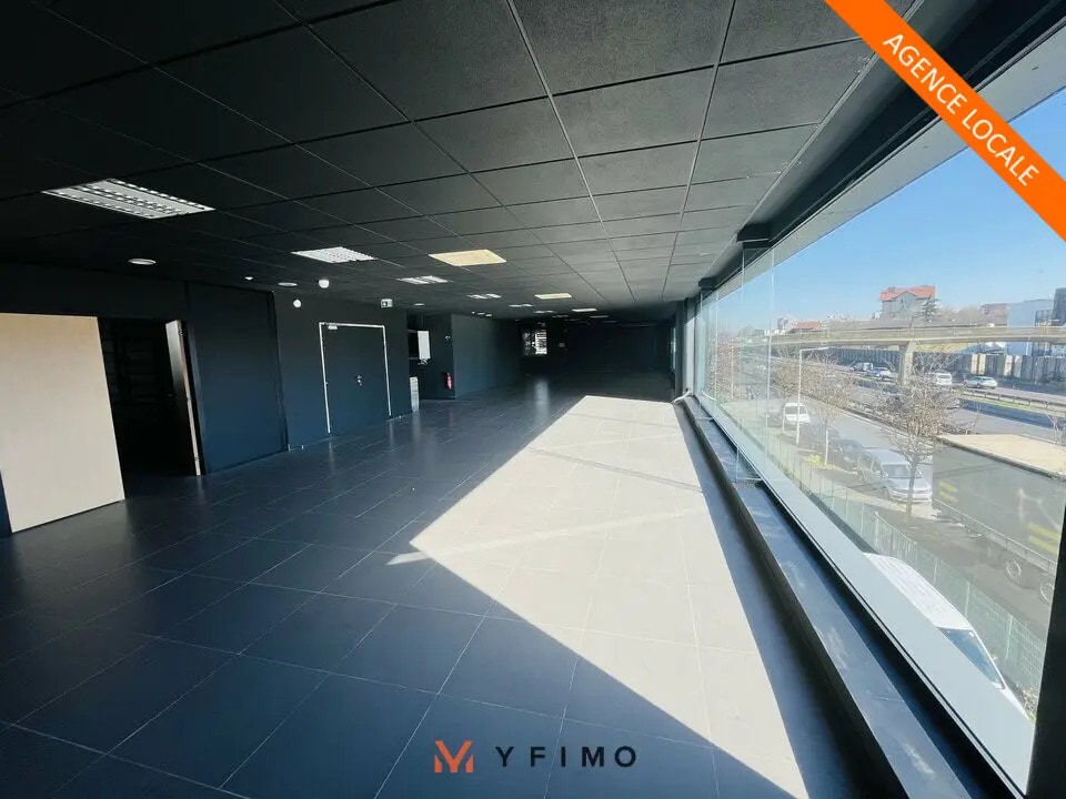 Flex in Nanterre for lease Building Photo- Image 1 of 6