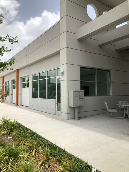7037 Twin Hills Ave, Dallas, TX à louer - Photo du bâtiment - Image 3 de 7