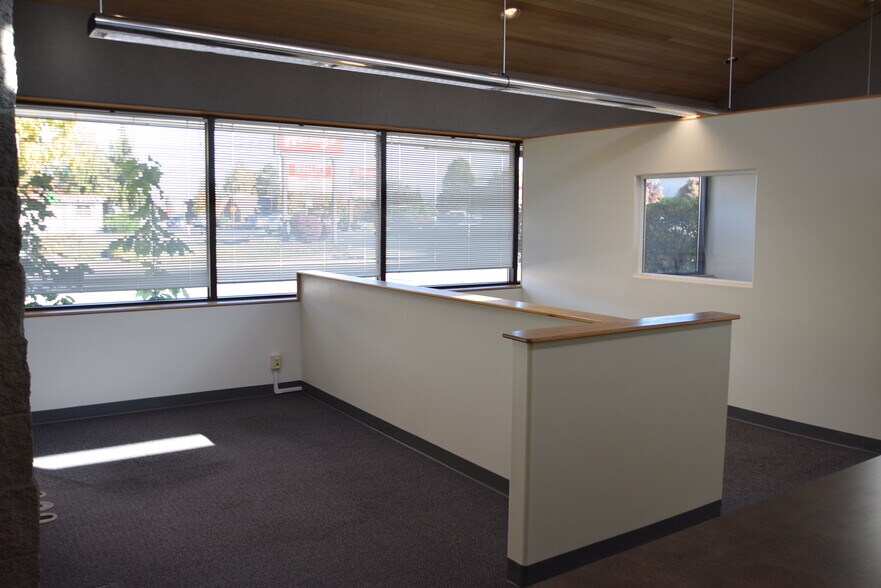 1543 NE 3rd St, Bend, OR à louer - Photo du bâtiment - Image 2 de 9